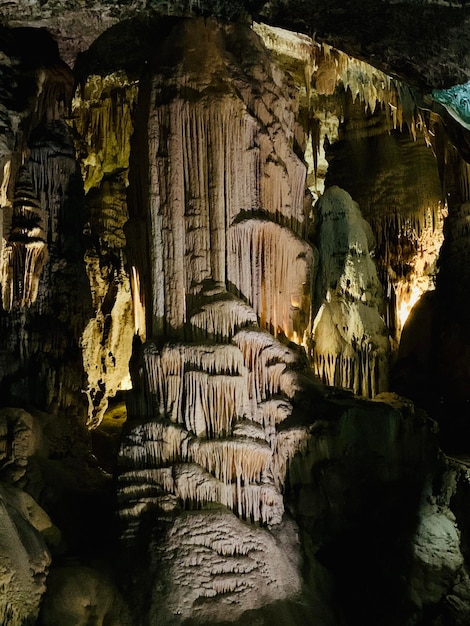 Foto vista de baixo ângulo da caverna