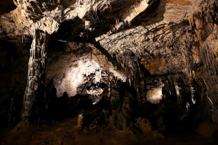 Foto vista de baixo ângulo da caverna
