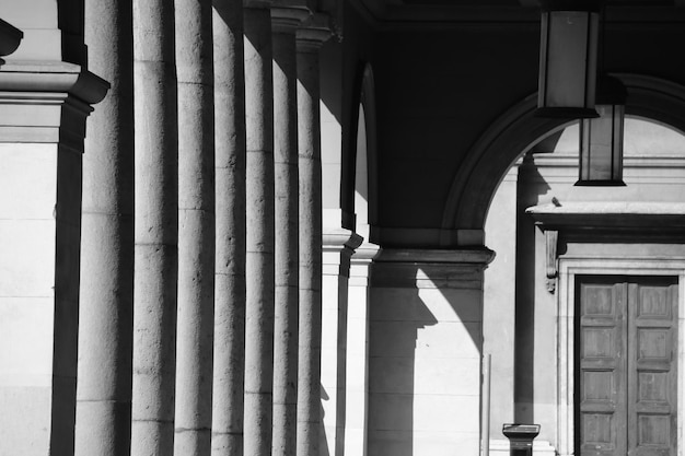 Foto vista de baixo ângulo da colunata no edifício