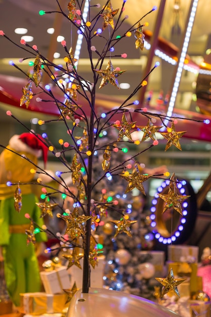 Foto vista de baixo ângulo da decoração de natal