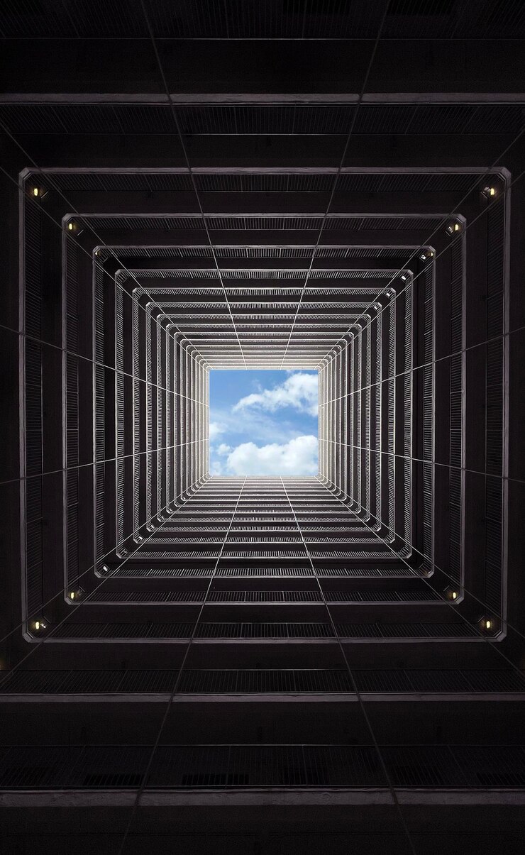 Foto vista de baixo ângulo da escada em espiral