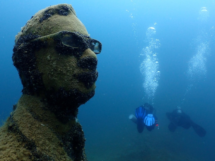 Foto vista de baixo ângulo da escultura subaquática