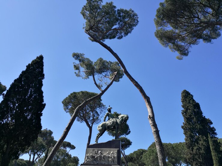 Foto vista de baixo ângulo da estátua contra o céu claro