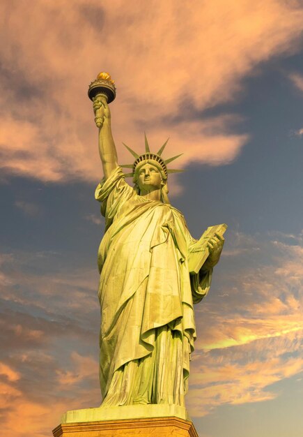 Vista de baixo ângulo da estátua contra o céu durante o pôr do sol