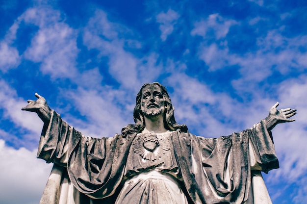 Foto vista de baixo ângulo da estátua contra o céu nublado