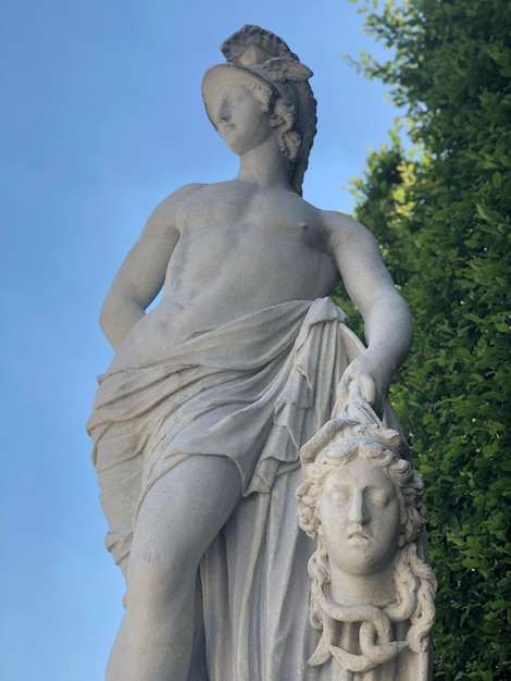 Vista de baixo ângulo da estátua contra o céu
