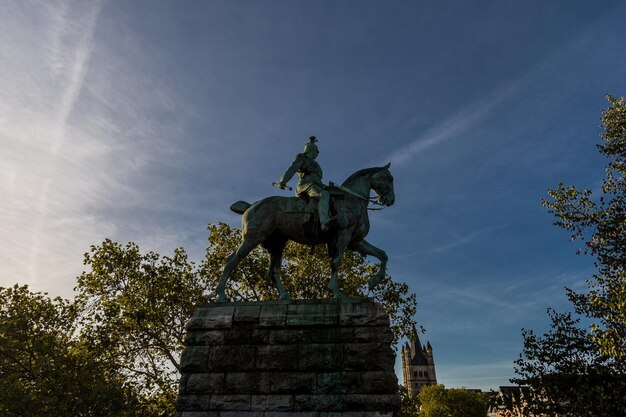 Vista de baixo ângulo da estátua contra o céu