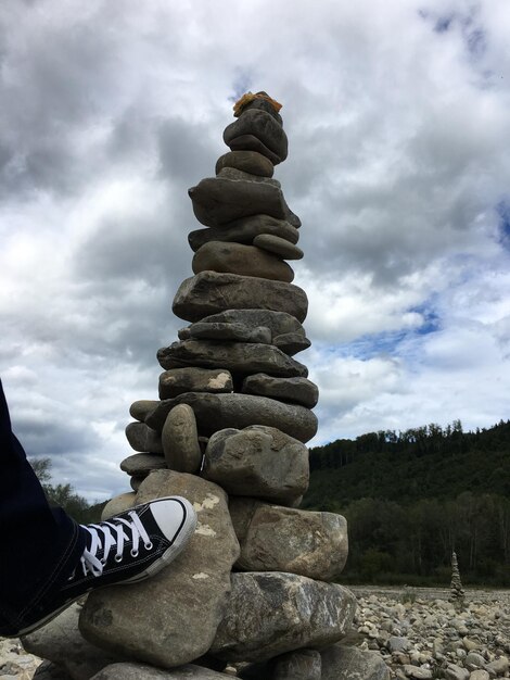 Foto vista de baixo ângulo da estátua contra o céu