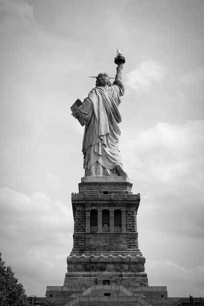Foto vista de baixo ângulo da estátua da liberdade