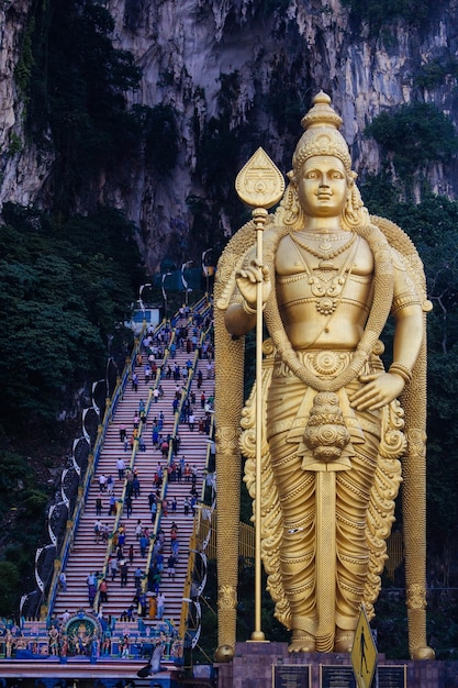 Foto vista de baixo ângulo da estátua de lord murugan nas cavernas batu