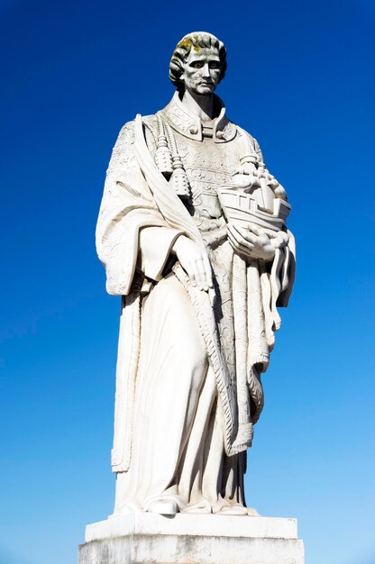 Foto vista de baixo ângulo da estátua de são vicente contra um céu azul claro