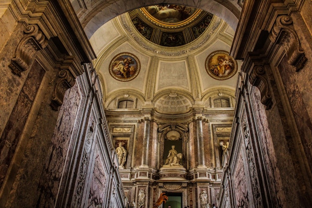Vista de baixo ângulo da estátua no palácio de Caserta