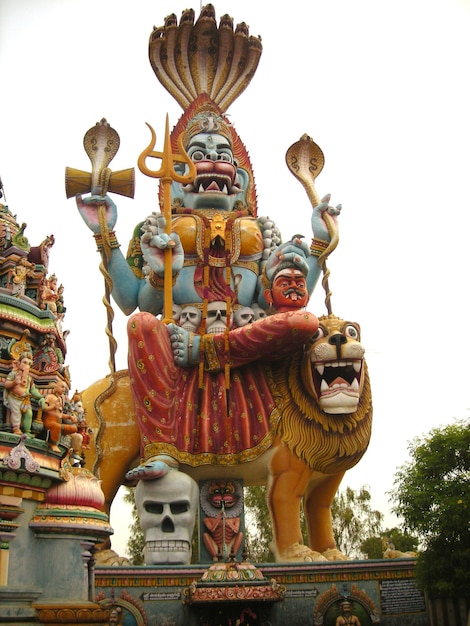 Foto vista de baixo ângulo da estátua no templo