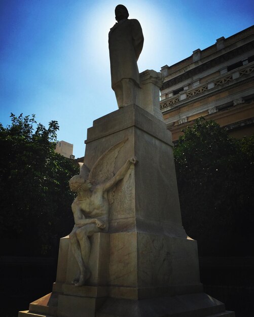 Foto vista de baixo ângulo da estátua