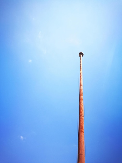 Foto vista de baixo ângulo da estrutura construída contra o céu azul