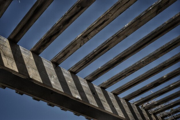 Foto vista de baixo ângulo da estrutura construída