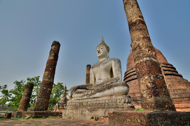 Vista de baixo ângulo da grande estátua de Buda