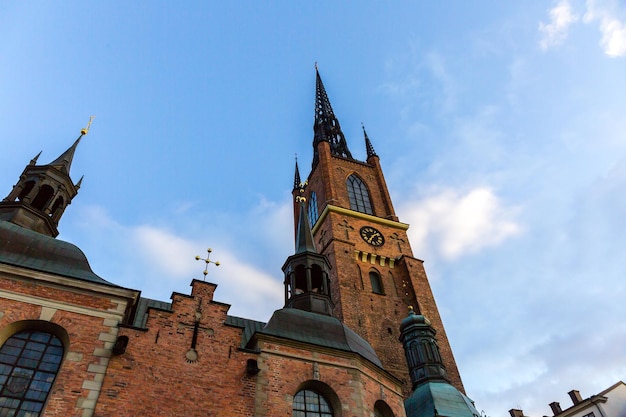 Vista de baixo ângulo da igreja contra o céu azul