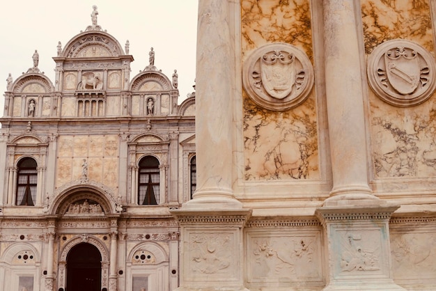 Vista de baixo ângulo da igreja contra o céu