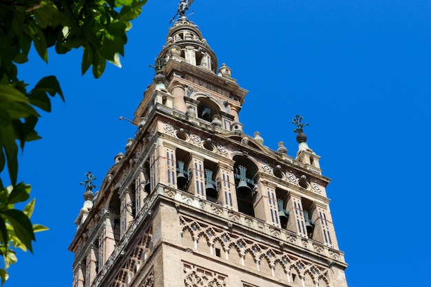 Vista de baixo ângulo da igreja contra o céu
