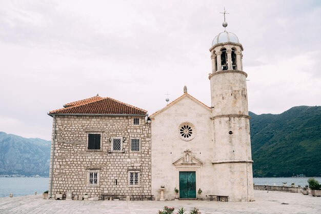 Foto vista de baixo ângulo da igreja contra o céu