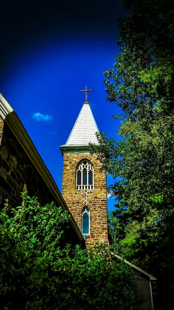 Vista de baixo ângulo da igreja contra o céu