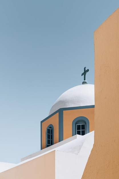 Vista de baixo ângulo da igreja contra um céu azul claro