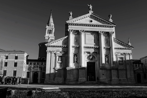 Vista de baixo ângulo da igreja em um dia ensolarado