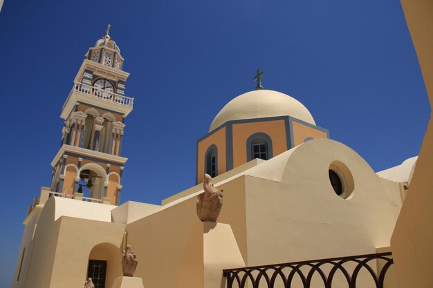 Foto vista de baixo ângulo da igreja na ilha de santorini