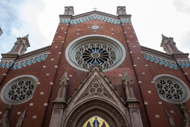 Foto vista de baixo ângulo da igreja