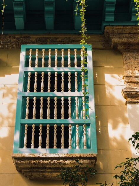 Foto vista de baixo ângulo da janela da casa antiga