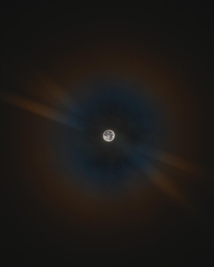 Foto vista de baixo ângulo da lua contra o céu à noite