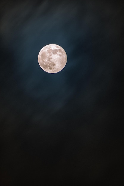 Vista de baixo ângulo da lua contra o céu à noite