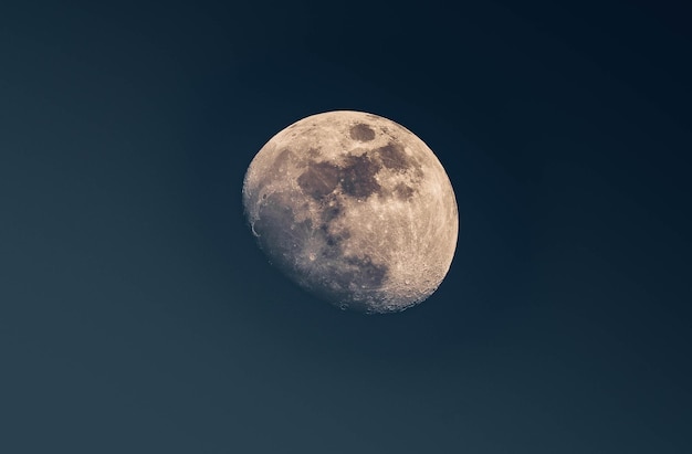 Vista de baixo ângulo da lua contra o céu à noite