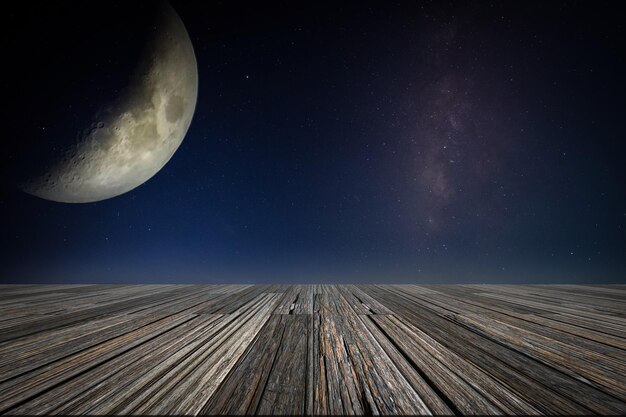 Vista de baixo ângulo da lua contra o céu à noite