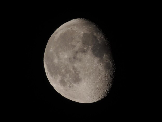 Foto vista de baixo ângulo da lua contra o céu claro à noite