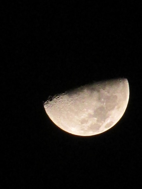 Foto vista de baixo ângulo da lua contra o céu claro à noite