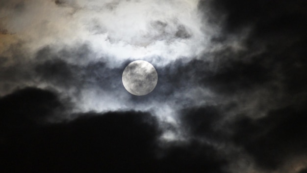 Vista de baixo ângulo da lua contra o céu