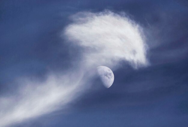 Foto vista de baixo ângulo da lua no céu