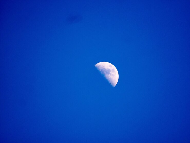 Foto vista de baixo ângulo da lua no céu