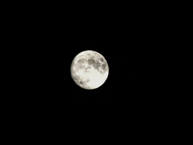 Vista de baixo ângulo da lua no céu