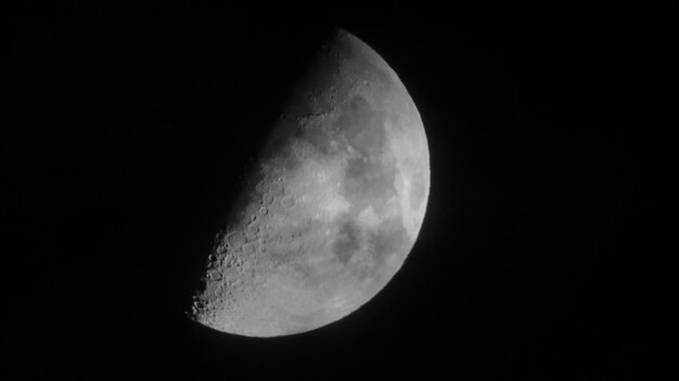 Vista de baixo ângulo da lua no céu