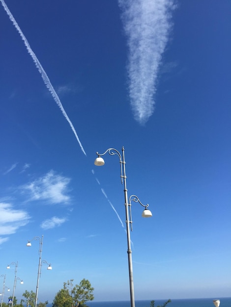 Foto vista de baixo ângulo da luz da rua contra o céu azul