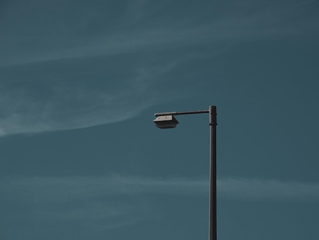 Foto vista de baixo ângulo da luz da rua contra o céu