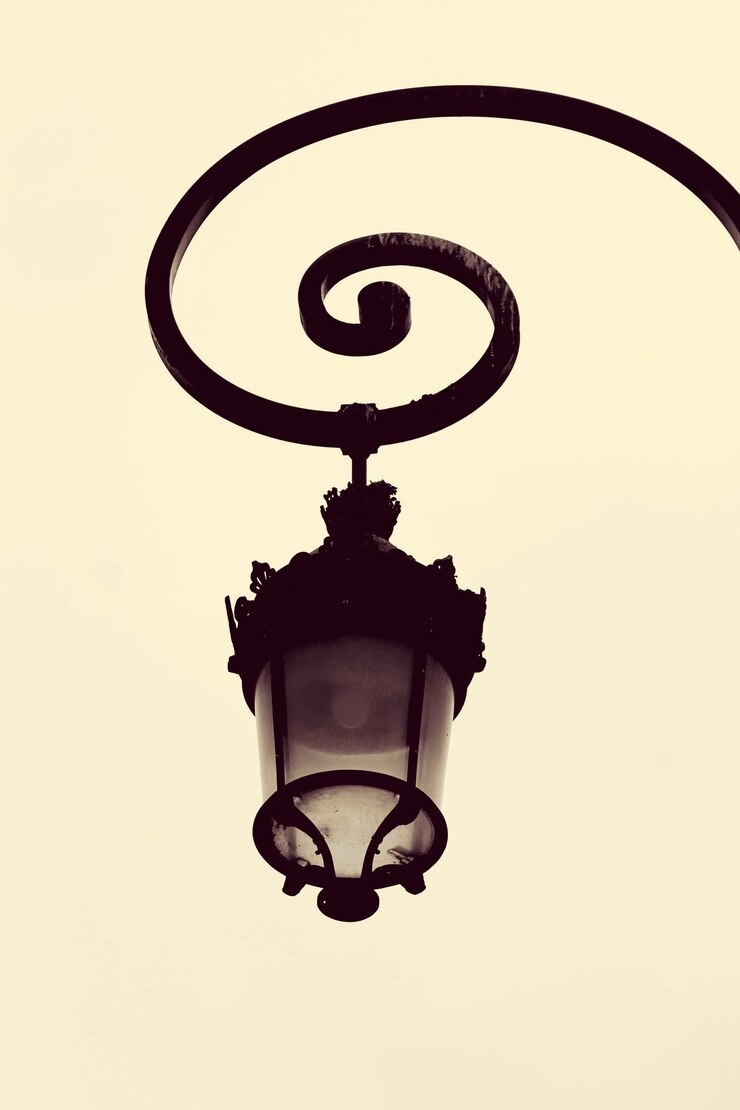 Foto vista de baixo ângulo da luz da rua pendurada contra o céu