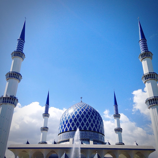 Vista de baixo ângulo da mesquita contra o céu