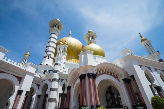 Vista de baixo ângulo da mesquita de ubudiah contra o céu