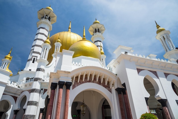 Vista de baixo ângulo da mesquita de ubudiah