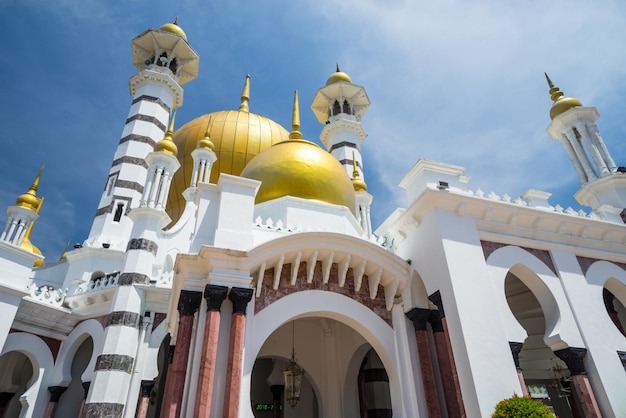 Foto vista de baixo ângulo da mesquita de ubudiah