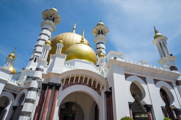 Foto vista de baixo ângulo da mesquita de ubudiah